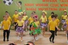 dzieci tańczą