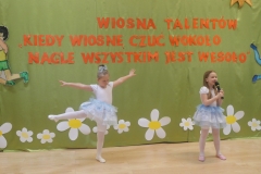 dziewczynka śpiewa