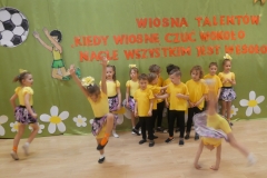 dziewczynki robią gwaizdę