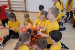 dzieci robią z kartonu lwa