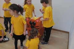 dzieci robią z kartonu lwa