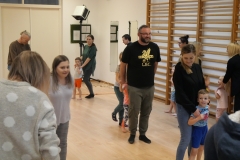 rodzice cwicza z dziecmi