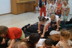 rodzice cwicza z dziecmi
