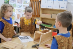 dzieci zbijają budkę lęgową