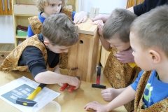 dzieci zbijają budkę lęgową