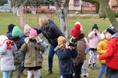 dzieci podglądają ptaki