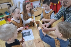 dzieci zbijają budkę lęgową
