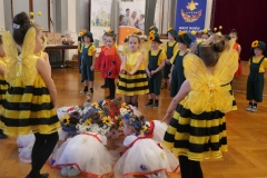 taniec dzieci "kwiaty i pszółki"