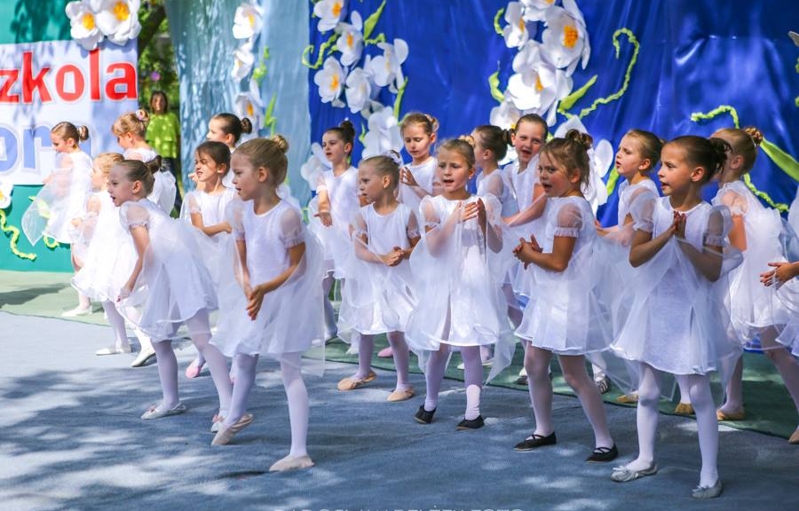 Grupa dziewczynek w białych sukienkach na przedstawieniu